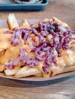 Pommes Frites Mit Speck Und Käse